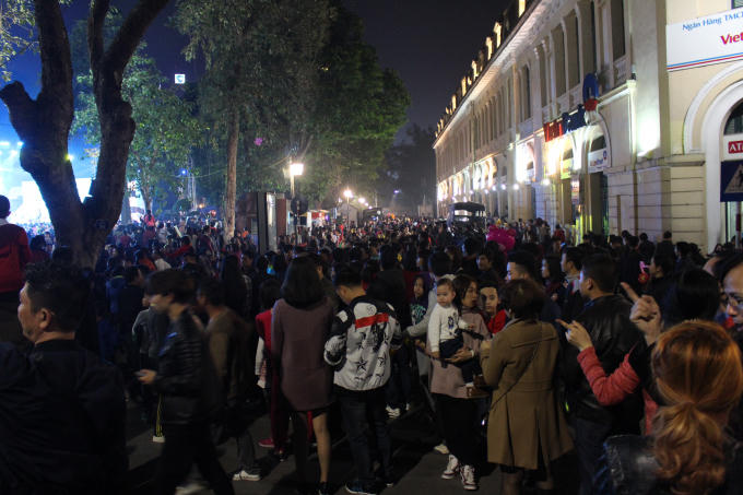 Lạc giữa "ma trận" ngay khi bước vào phố đi bộ quanh Hồ Gươm.