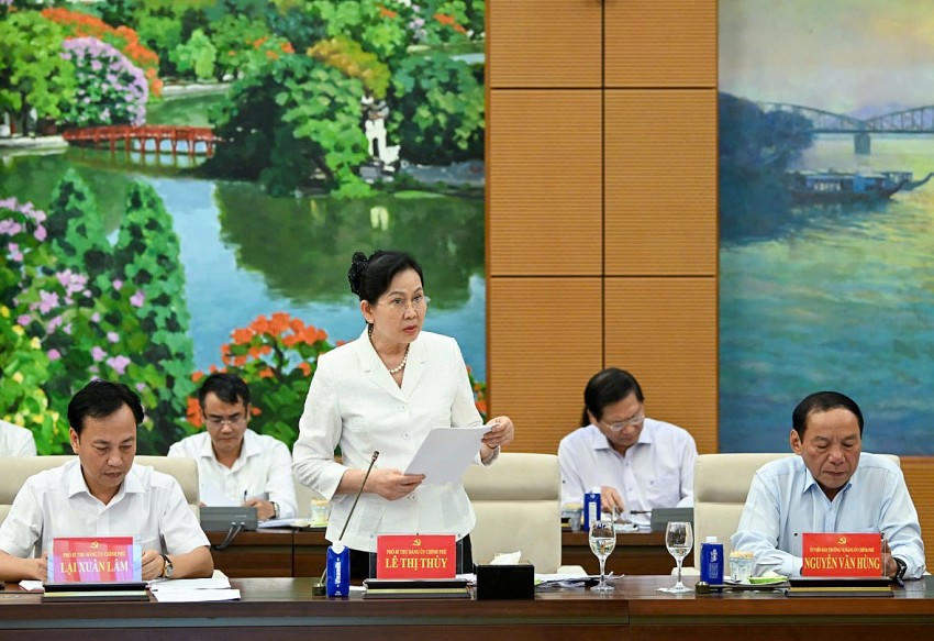 Phó Bí thư Đảng ủy Chính phủ Lê Thị Thủy báo cáo tại cuộc làm việc - Ảnh: VGP/Nhật Bắc