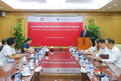 Ông Charles Kohler -  Đại diện ngân hàng Wells Fargo phát biểu tại Lễ trao giải