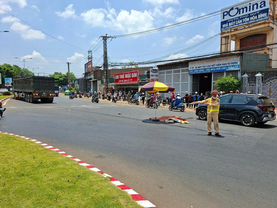 Hiện trường vụ va chạm khiến 2 vợ chồng trên xe máy thương vong. (Ảnh: Ngọc Anh)