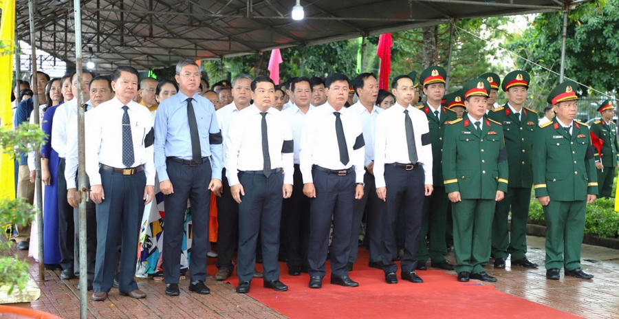 Đại biểu dự Lễ truy điệu, an táng hài cốt liệt sĩ quân tình nguyện và chuyên gia Việt Nam hi sinh tại Campuchia