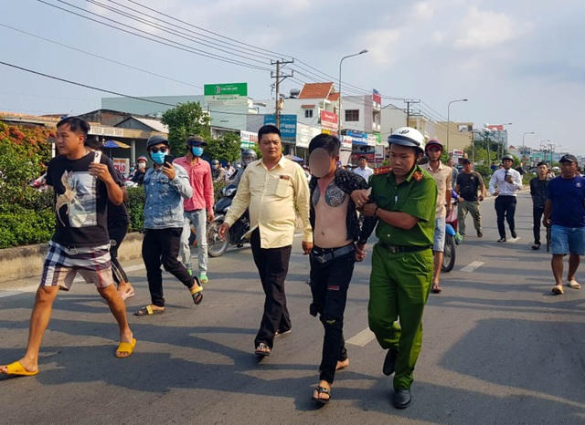 Sau hơn 20 phút thuyết phục, lực lượng công an đã khống chế, đưa được tài xế này về trụ sở để làm việc.