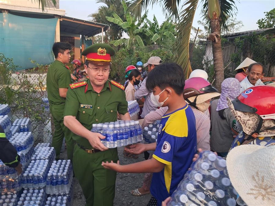 Đại tá Nguyễn Minh Tân, Phó Giám đốc Công an tỉnh trực tiếp chỉ đạo cán bộ, chiến sĩ thực hiện chương trình. (Ảnh: Bộ Công an)