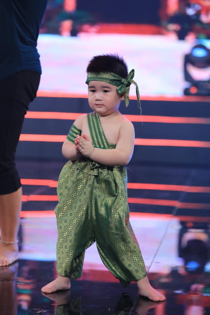 Còn cậu con trai 2 tuổi của cô góp mặt có những điệu múa vô cùng đáng yêu không thua kém gì mẹ.