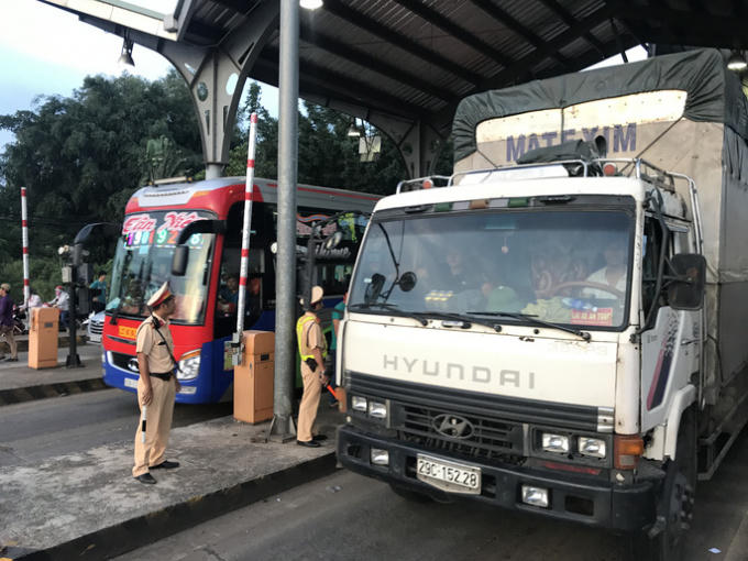 Ít phút sau đó, lực lượng CSGT và công an địa phương có mặt để phân luồng giao thông tránh kẹt xe.