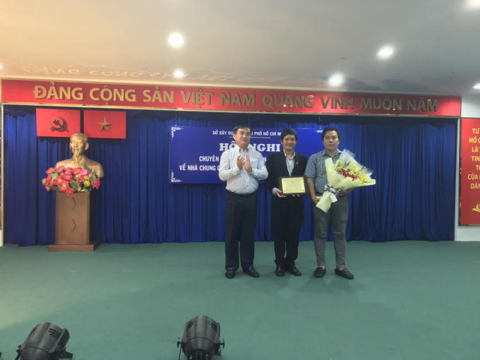 Đại diện Sở Xây dựng TP HCM trao chứng nhận “Nhà chung cư tiêu biểu 2018” cho đơn vị quản lý TTC Land Management.