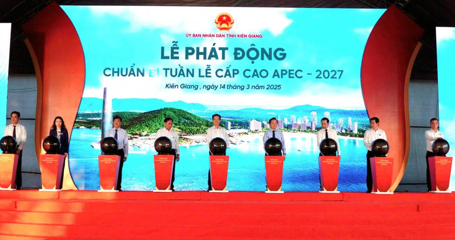 Các đại biểu thực hiện nghi thức phát động chuẩn bị tuần lễ cấp cao APEC 2027 (Ảnh: Khánh Thùy)