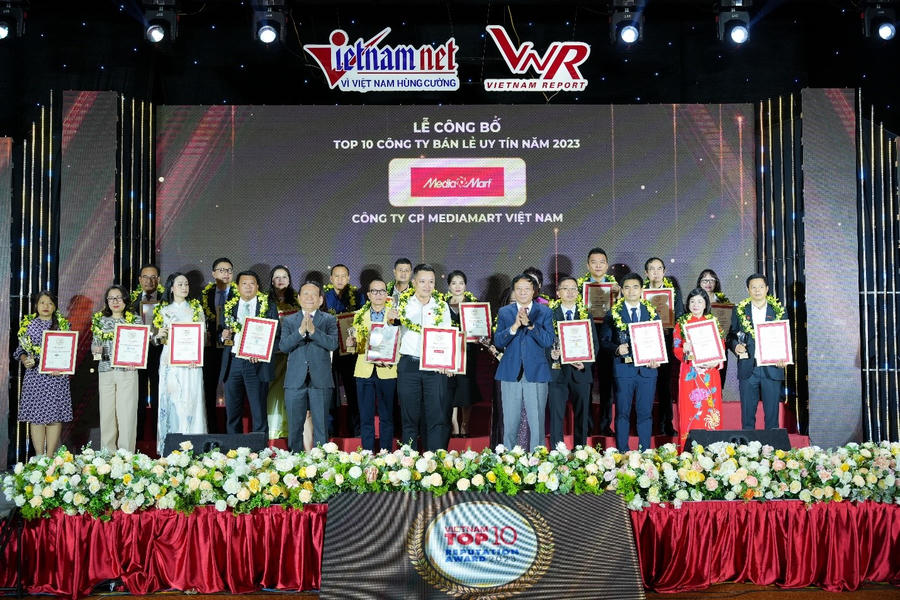 Đại diện MediaMart – Ông Vương Tuấn Anh nhận giải Top 10 Công ty Bán lẻ uy tín năm 2023.