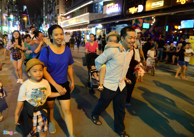 Anh Nguyễn Long Duy cùng vợ và 2 con dạo bộ trên đường Bùi Viện phấn khởi: "Vợ tôi thì cảm giác phố đi bộ Bùi Viện giống phố đi bộ ở Bỉ, còn tôi nhìn nó giống ở Thái Lan. So với phố đi bộ bên hồ Gươm, Hà Nội thì Bùi Viện đẹp hơn vì xuyên suốt một trục đường", anh Duy so sánh.