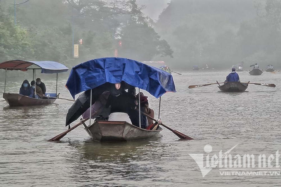 Chiều 12/2, d&ugrave; mưa nặng hạt nhưng d&ograve;ng người vẫn t&igrave;m đến ch&ugrave;a Hương&nbsp;