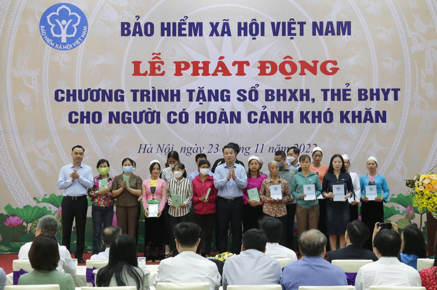 BHXH Việt Nam triển khai nhiều chương trình tặng sổ BHXH và thẻ BHYT cho người có hoàn cảnh khó khăn.