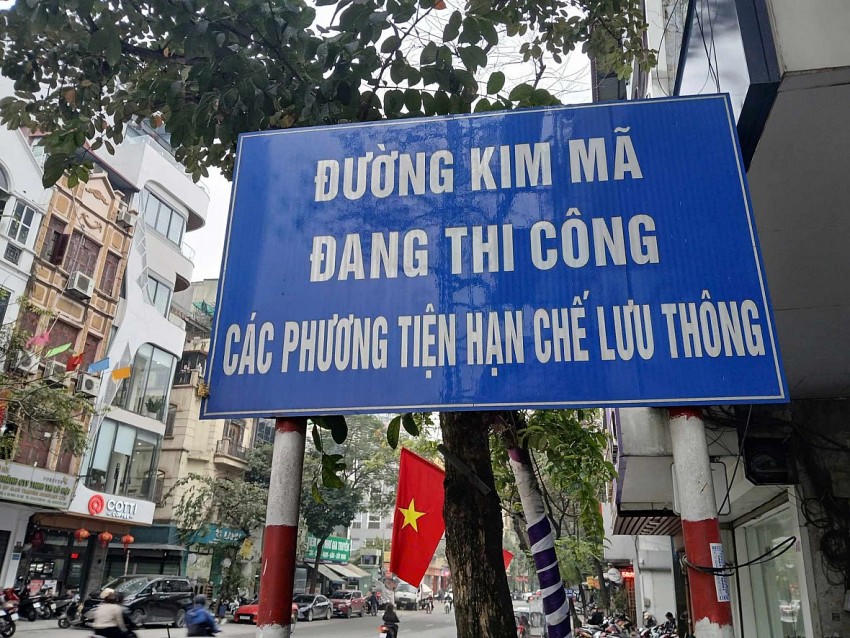 Cơ quan chức năng cũng đã cắm biển hạn chế lưu thông các phương tiện qua các tuyến phố xung quanh.