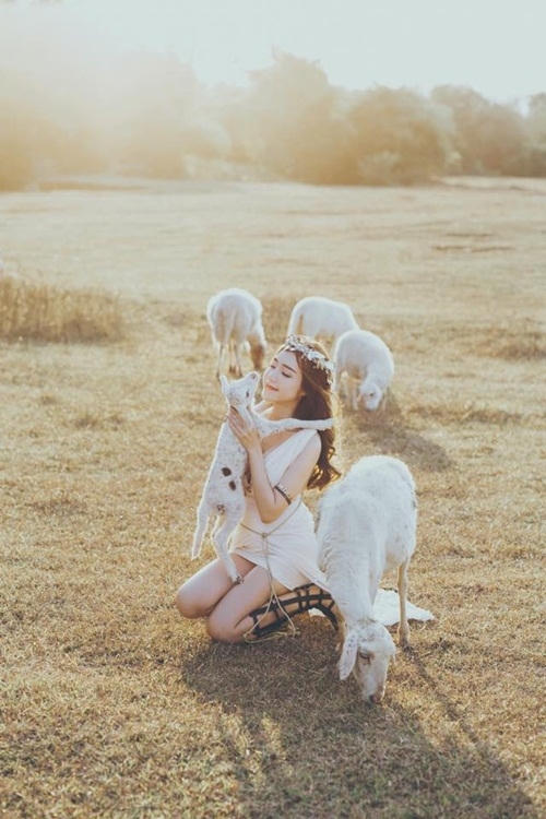 Elly Trần hoàn thành trọn vẹn vai trò của mình khi đáp ứng yêu cầu chủ đề bộ ảnh hướng tới.