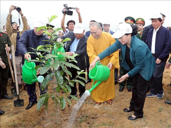 Chủ tịch Quốc hội Nguyễn Thị Kim Ngân cùng các đại biểu trồng cây tại Lễ ra quân hưởng ứng Tết trồng cây “Đời đời nhớ ơn Bác Hồ” mừng Xuân Kỷ Hợi 2019.