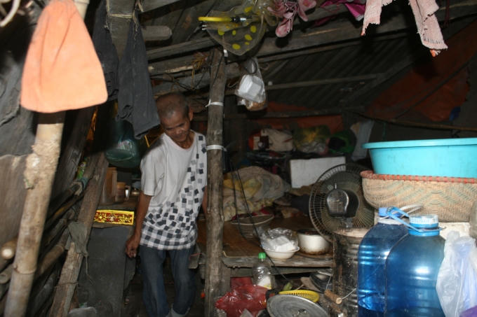 Để di chuyển được trong căn lều của mình, ông luôn phải nghiêng người