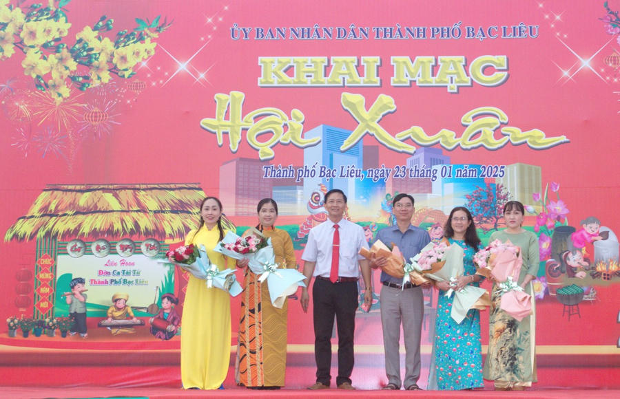Ông Trần Văn Mậu - Phó Chủ tịch Thường trực UBND TP. Bạc Liêu, tặng hoa cho Ban giám khảo.