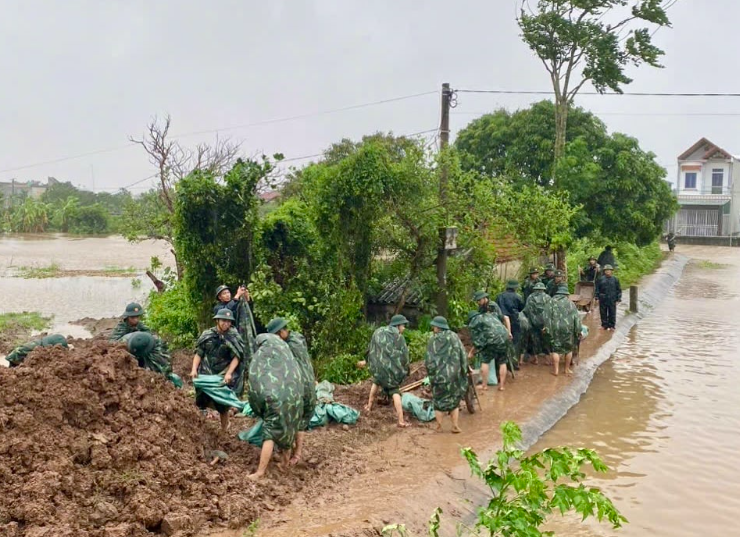 Bộ Chỉ huy Quân sự tỉnh Hưng Yên đã điều động 60 chiến sĩ phối hợp cùng chính quyền và nhân dân xã Hồng Vũ khắc phục sự cố. Ảnh: UBND xã Hồng Vũ