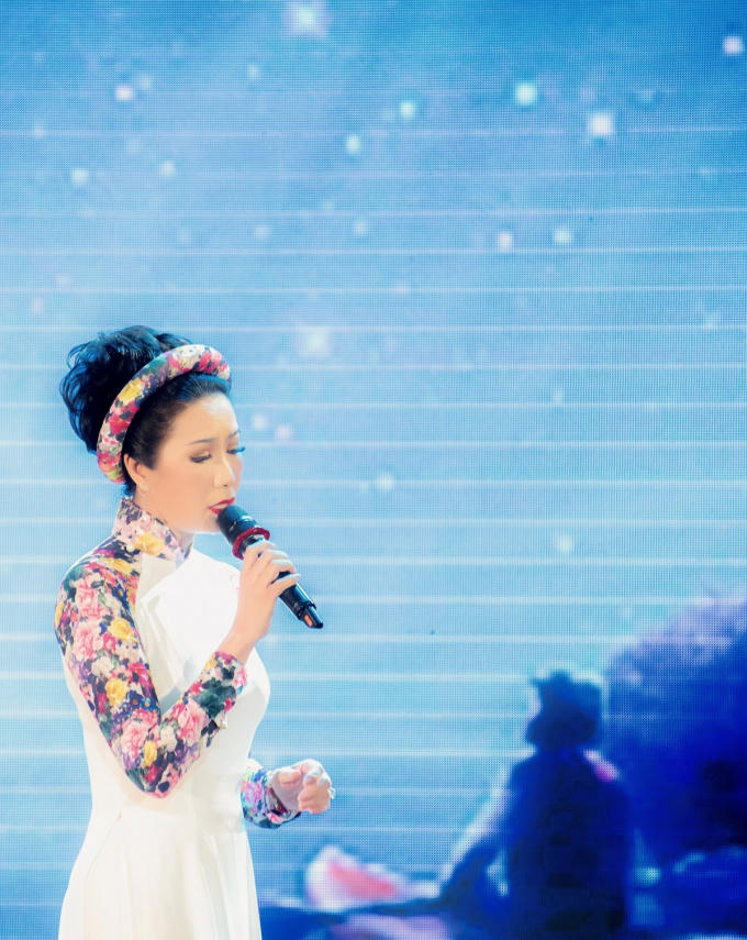 Trịnh Kim Chi duyên dáng áo dài hát