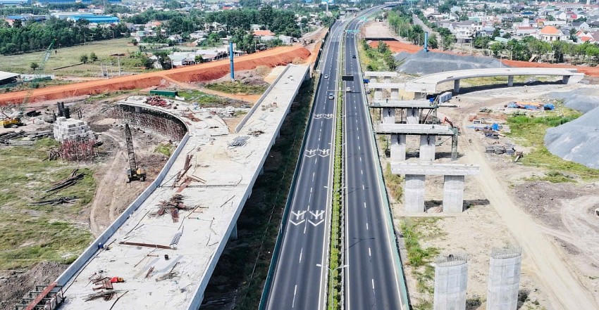 Đường T2 dài 3,5km, 4 làn xe, nối cao tốc TP.HCM - Long Thành - Dầu Giây với nút giao T1, hiện đang được đẩy nhanh tiến độ.