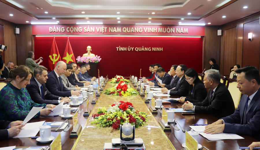 2168481_quang_canh_buoi_tiep_va_lam_viec_15385107