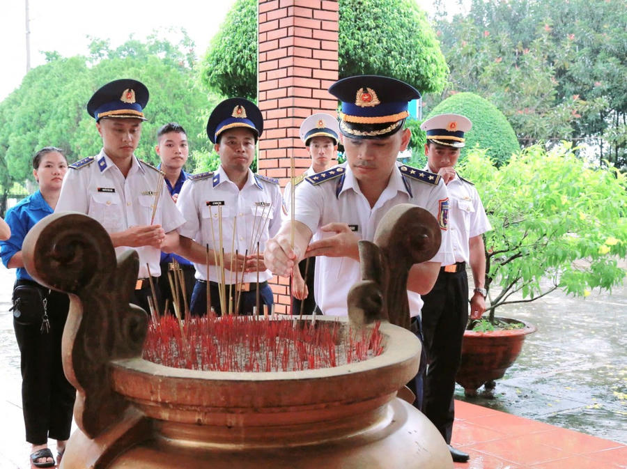 Đoàn viên, thanh niên BTL Vùng CSB4 thắp hương tri ân tại Khu di tích lịch sử Trại giam tù binh Cộng sản Việt Nam – Phú Quốc.