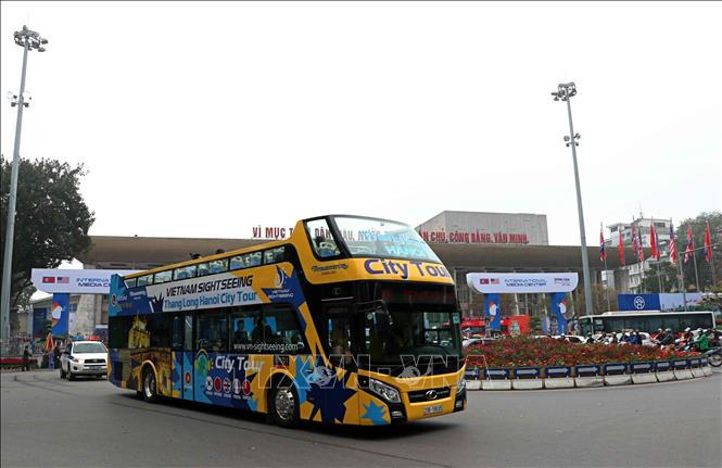 Xe buýt hai tầng mui trần Ha Noi City tour (Tổng công ty vận tải Hà Nội) xuất phát từ Trung tâm Báo chí Quốc tế đưa phóng viên báo chí trong nước và quốc tế đến khách sạn Marriott JW để đưa tin sự kiện họp báo thông tin về Hội nghị thượng đỉnh Mỹ - Triều Tiên vào chiều 28/2. Ảnh: Văn Điệp/TTXVN.