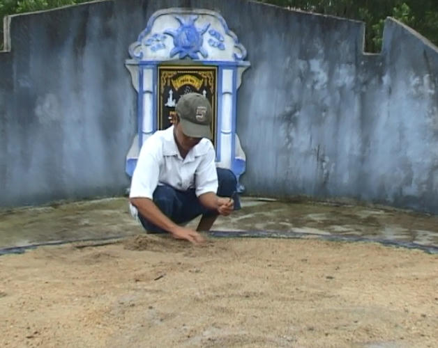 Vào năm 2016 cũng tại huyện Phú Lộc hàng loạt ngôi mộ bị đóng đinh.