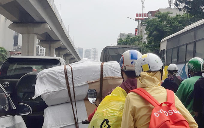 Xe chở hàng cồng kềnh nhan nhản trên đường phố Hà Nội những ngày cuối năm