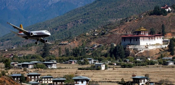 Bhutan chỉ có một sân bay quốc tế duy nhất và cũng là sân bay khó hạ cánh nhất thế giới. Ảnh: internet.