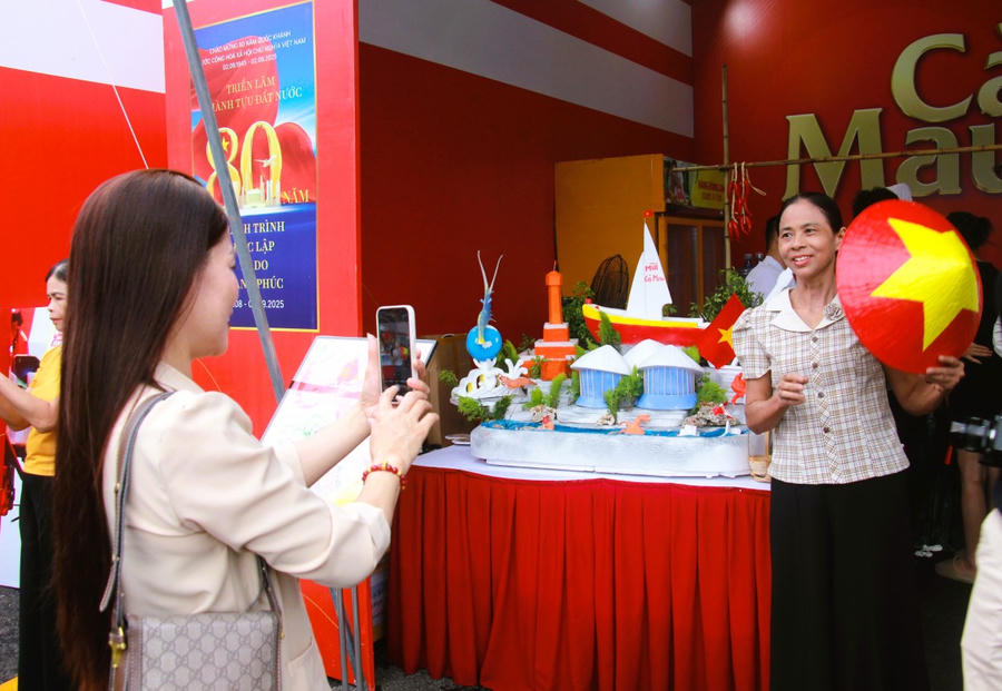 Các tiểu cảnh trang trí tại gian trưng bày của Cà Mau trở thành điểm check-in hấp dẫn du khách.