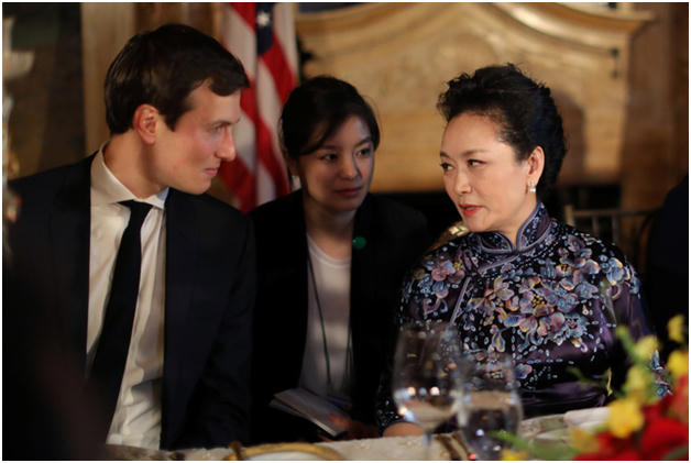 Bà Bành Lệ Viện trò chuyện cùng Jared Kushner, con rể của Tổng thống Trump và cũng là cố vấn cấp cao của Nhà Trắng. (Ảnh: Reuters)