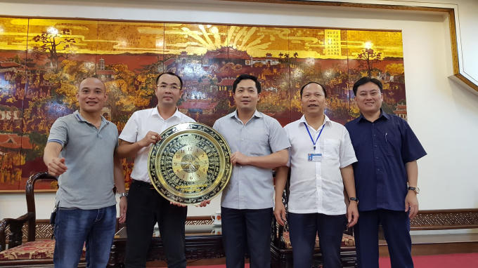 Đại diện CLB liên quân các Nhà báo Hà Nội tặng quà lưu niệm cho VP UBND tỉnh.