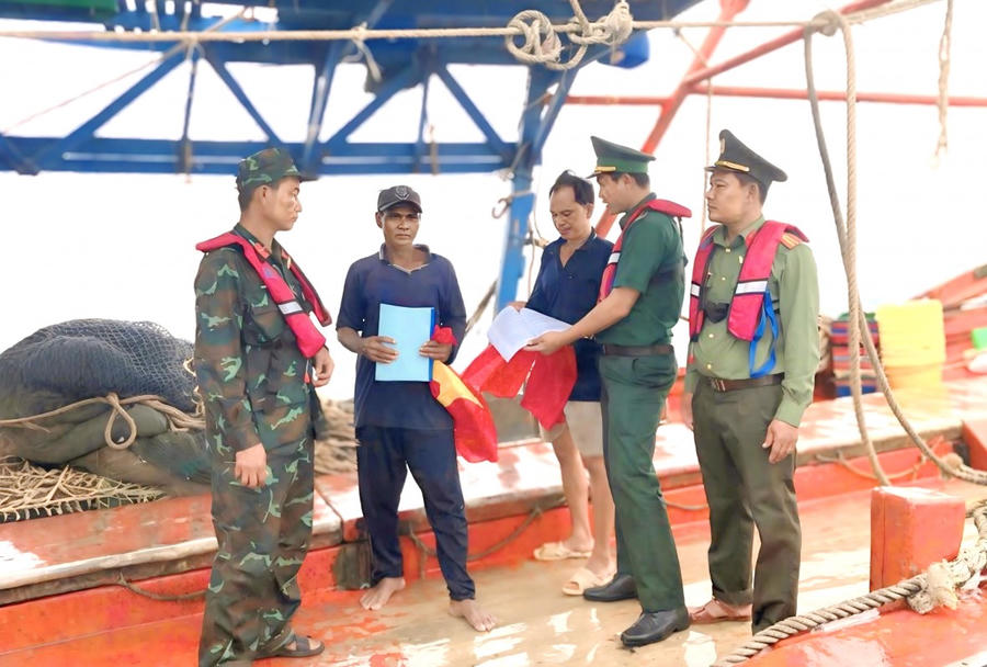 Lực lượng Công an phối hợp Quân sự, Biên phòng thường xuyên tổ chức tuyên truyền nâng cao ý thức ngư dân về chống khai thác IUU.