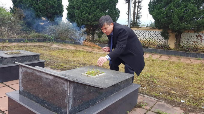 Ông Phạm Văn Cao, Tỉnh ủy viên, Bí thư Huyện ủy Trùng Khánh thắp hương cho các phần mộ liệt sỹ.