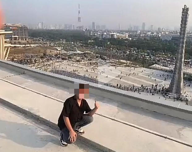 Nam thanh niên leo lên nóc bảo tàng chụp ảnh đăng lên mạng xã hội