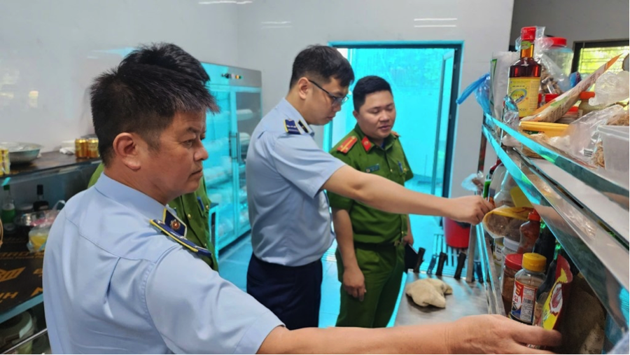 Đoàn kiểm tra liên ngành, kiểm tra vệ sinh an toàn thực phẩm tại các cơ sở sản xuất, bếp ăn trường học, nhà hàng trên địa bàn tỉnh.