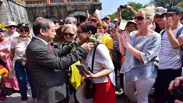 Chủ tịch UBND tỉnh ông Phan Ngọc Thọ tặng hoa và gửi lời chúc tới những vị khách “xông đất” Hoàng Cung Huế.