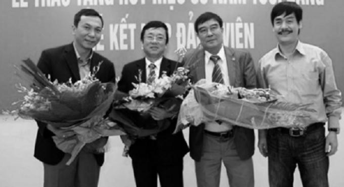 Ông Nguyễn Văn Chương (ngoài cùng bên phải) và ông Trần Quốc Tuấn (ngoài cùng bên trái) trong một buổi Lễ kết nạp đảng viên.