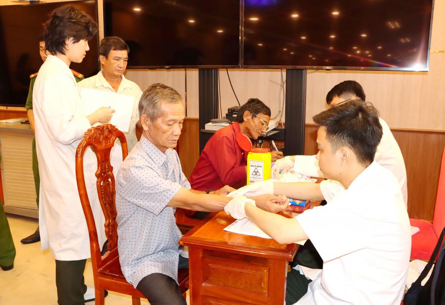 Tiến hành lấy mẫu xét nghiệm cho thân nhân liệt sĩ.