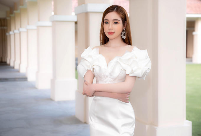 Nữ diễn viên chọn đầm dạ hội trắng trễ vai và có đường xẻ cao quá đùi để khoe vóc dáng thon thả. Vẻ ngoài sexy của 'gái hai con' thu hút sự chú ý của đông đảo khách mời có tại trong sự kiện.