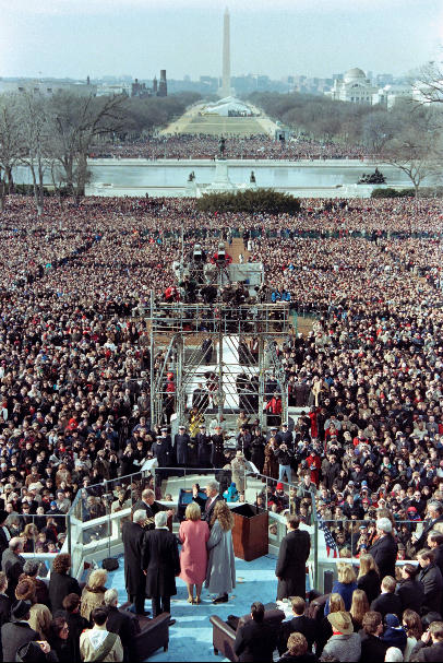 Lễ nhậm chức thứ 2 của Tổng thống Bill Clinton vào năm 1997 đã thu hút 250.000 người dân tới dự. Đám đông khán giả ghi nhận ít hơn nhiều so với lần đầu tiên của ông. (Ảnh: TMZ)