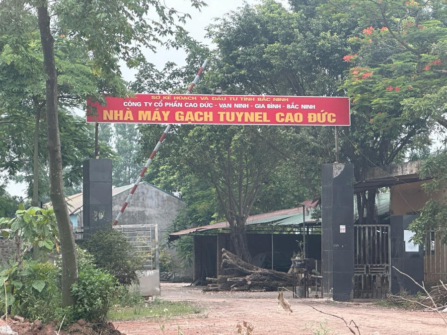 Nhà máy gạch của Công ty cổ phần Cao Đức nơi tập kết và xử lý rác thải gây ô nhiễm môi trường.