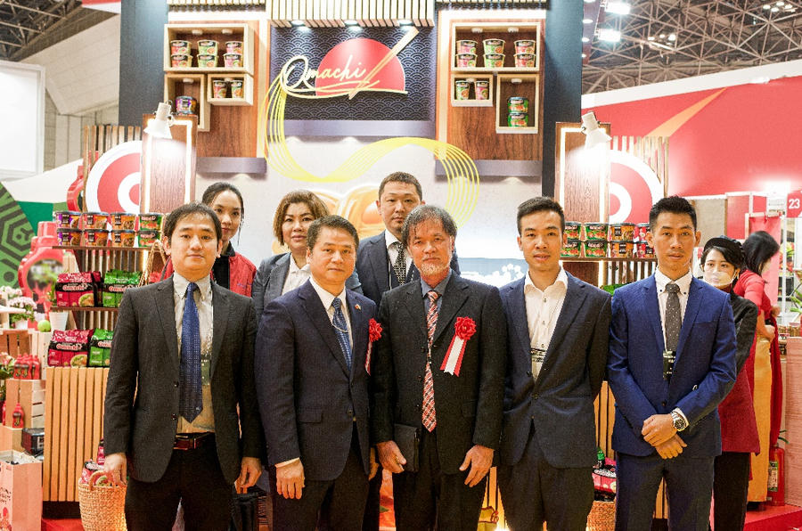 Ông Phạm Hồng Sơn - Phó Tổng Giám đốc Masan Consumer cùng tham Tán thương mại Việt Nam tại Nhật, Nhà phân phối Nhật tại sự kiện thực phẩm quốc tế Foodex Nhật Bản 2023.