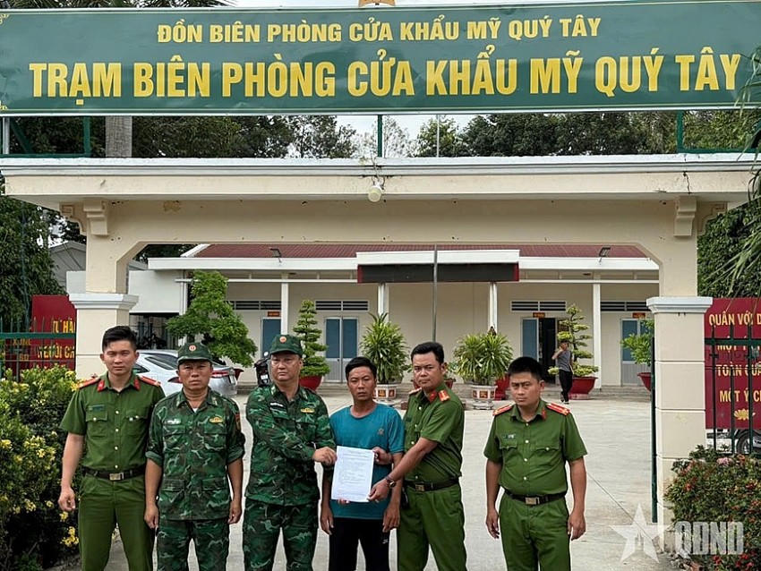 Bộ đội Biên phòng bàn giao đối tượng Nguyễn Văn Tài cho Cảnh sát điều tra, Công an tỉnh Tây Ninh. Ảnh: QĐND
