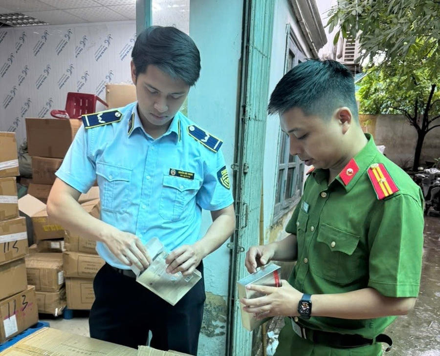 Chi cục QLTT phối hợp với Công an phường Vĩnh Hưng phát hiện 15.000 sản phẩm mặt nạ nhập lậu tại địa chỉ 419 phố Vĩnh Hưng. (Ảnh: DMS)