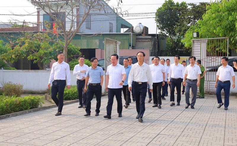 Lãnh đạo tỉnh Nghệ An tham quan mô hình xã đạt chuẩn NTM tại huyện Hưng Nguyên - Ảnh KH.