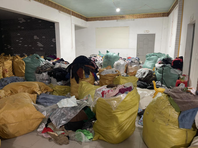 Phát hiện hơn 14 tấn quần áo sida.
