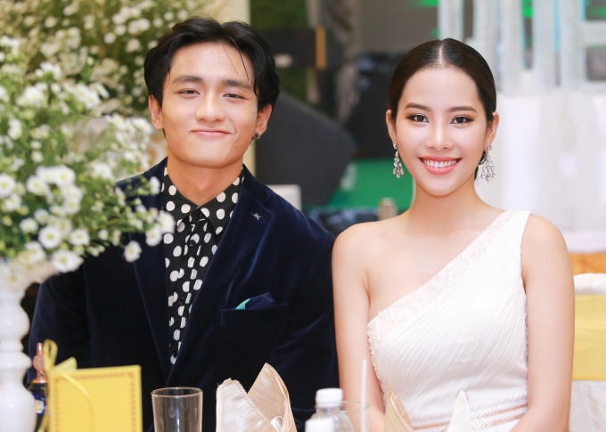 Dù đã biết nhau từ trước nhưng ít khi có cơ hội gặp mặt nên nhân sự kiện này, cả hai tranh thủ trò chuyện và cùng lưu lại những tấm hình đẹp.