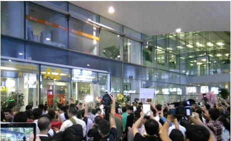 Tất cả chờ đợi được chào đón người hùng trở về từ Brazil