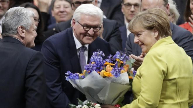 Thủ tướng Angela Merkel và người tiền nhiệm Joachim Gauck chúc mừng tân Tổng thống Frank-Walter Steinmeier. (Ảnh: AP)